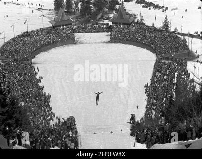 Zakopane, 1948-03-07. W dniach od 3 do 7 marca 1948 roku rozegrano Miêdzynarodowe Zawody Narciarskie o Puchar Tatr. NZ. widok na skoczniê konkursow¹ pod Krokwi¹. msa PAP Krakau, März 1948. Der Internationale Skiwettbewerb Des Tatra Mountain Cup (3-7. März 1948). Im Bild: Skisprungschanze auf dem Krokiew Berg. uu PAP Stockfoto