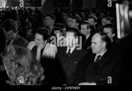 Warszawa, 1948-03-07. Dwudniowy III. Walny Zjazd Delegatów Ogólnopolskiego Komitetu Studiuj¹cej M³odzie¿y Wiejskiej Wici. uu PAP Warschau, 7. März 1948. Der zweitägige Generalkongress der Delegierten des Polnischen Gesamtkomitees der Studierenden ländlichen Jugend Wici. uu PAP 3rd Stockfoto