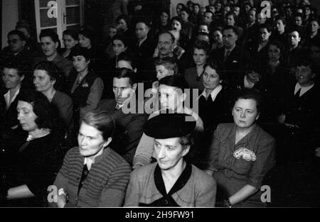 Warszawa, 1948-03-07. Dwudniowy III. Walny Zjazd Delegatów Ogólnopolskiego Komitetu Studiuj¹cej M³odzie¿y Wiejskiej Wici. uu PAP Warschau, 7. März 1948. Der zweitägige Generalkongress der Delegierten des Polnischen Gesamtkomitees der Studierenden ländlichen Jugend Wici. uu PAP 3rd Stockfoto