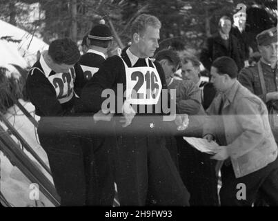 Zakopane, 1948-03-07. W dniach od 3 do 7 marca 1948 roku rozegrano Miêdzynarodowe Zawody Narciarskie o Puchar Tatr. Nz. Stanis³aw Marusarz (z numerem 216), który zaj¹³ pierwsze miejsce w kursie skoków narciarskich. msa PAP Krakau, März 1948. Der Internationale Skiwettbewerb Des Tatra Mountain Cup (3-7. März 1948). Im Bild: Stanislaw Marusarz (mit Nr. 216), Sieger einer Skisprungveranstaltung. uu PAP Stockfoto