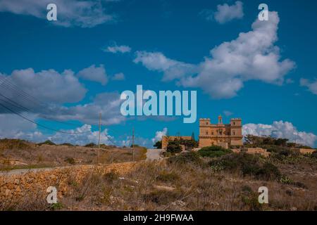 Blick auf den Selmun Palast in malta aus der Ferne. Frontalansicht eines Palastes aus der Ferne, starke Frontalansicht der majestätischen Fassade. Stockfoto