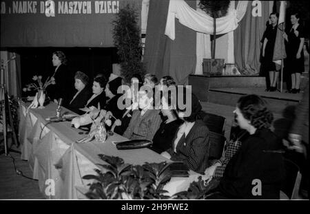 Warszawa, 1948-03-08. Akademia w teatrze Roma (ul. Nowogrodzka 49) w dniu Miêdzynarodowego dnia Kobiet. Podczas uroczystoœci przewodnicz¹cy Sto³ecznej Rady Narodowej Stanis³aw Sankowski odznaczy³ srebrnymi i br¹zowymi Krzy¿ami Zas³ugi koberühmt, które wyró¿ni³y siê w pracy spo³ecznej i zawowej. NZ. Przemawia wiceminister oœwiaty Eugenia Krasowska (1L), w prezydium m.in. dyrektor oœwiaty w Ministerstwie Oœwiaty prof. ¯anna Kormanowa (4L) oraz przewodnicz¹ca Zarz¹du G³ównego Ligi Kobiet pos³anka na Sejm Ustawodawczy dr. Irena Sztachelska (6L). uu PAP Warschau, 8. März 1948. Feiern ma Stockfoto