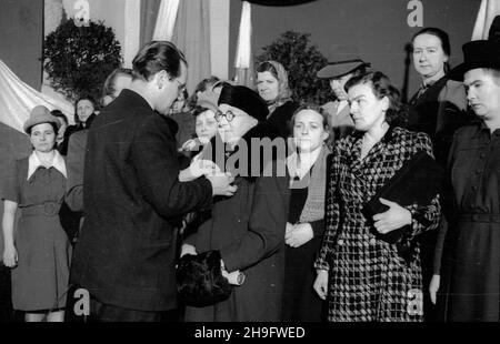 Warszawa, 1948-03-08. Akademia w teatrze Roma (ul. Nowogrodzka 49) w dniu Miêdzynarodowego dnia Kobiet. Podczas uroczystoœci przewodnicz¹cy Sto³ecznej Rady Narodowej Stanis³aw Sankowski odznaczy³ srebrnymi i br¹zowymi Krzy¿ami Zas³ugi koberühmt, które wyró¿ni³y siê w pracy spo³ecznej i zawowej. NZ. przewodnicz¹cy Sankowski odznacza Z³otym Krzy¿em Zas³ugi Mariê Rudnick¹, wieloletni¹ dzia³aczkê Polskiej Partii Socjalistycznej. Z prawej udekorowana Srebrnym Krzy¿em zas³ugi Stefania Czernyszew, referentka Sto³ecznego Komitetu Ligi Kobiet. uu PAP Warschau, 8. März 1948. Feiern, die Th Stockfoto