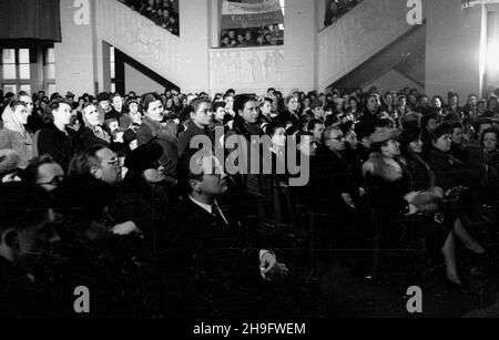 Warszawa, 1948-03-08. Akademia w teatrze Roma (ul. Nowogrodzka 49) w dniu Miêdzynarodowego dnia Kobiet. Podczas uroczystoœci przewodnicz¹cy Sto³ecznej Rady Narodowej Stanis³aw Sankowski (nz. na pierwszym planie) odznaczy³ srebrnymi i br¹zowymi Krzy¿ami Zas³ugi koberühmt, które wyró¿ni³y siê w pracy spo³ecznej i zawowej. uu PAP Warschau, 8. März 1948. Feierlichkeiten zum Internationalen Frauentag im Roma-Theater (Nowogrodzka-Straße 49). Stanislaw Sankowski, Vorsitzender des Nationalrats Polens (Bild im Vorgemach), überreicht Frauen, die sich durch Silber und Bronze verdienstlichen Stockfoto