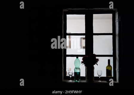 Bevanda oder Spritzer-Zutaten wie Weißwein und Mineralwasser auf einer Fensterscheibe, die serviert werden kann. Stockfoto