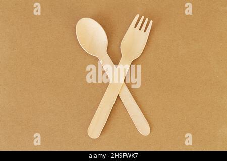 Einwegbesteck aus Holz (Löffel und Gabel) von oben Stockfoto