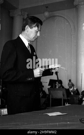 Warszawa, 1948-03-14. Uroczysta akademia w Ministerstwie Odbudowy z okazji Œwiêta Narodowego Wêgier, urz¹dzona staraniem Towarzystwa PrzyjaŸni Polsko-Wêgierskiej i Ogólnopolskiego Komitetu Obchodu 100-lecia Wiosny Ludów. W akademii udzia³ wziêli m.in. minister oœwiaty Stanis³aw Skrzeszewski, pose³ Republiki Wêgierskiej w Warszawie Geza Revesz, przewodnicz¹cy Zarz¹du G³ównego TPPW Jerzy Sztachelski (nz.), pose³ na Sejm Ustawodawczy Stefan Jêdrychowski oraz podsekretarz stanu w Ministerstwie Oœwiaty Henryk Jab³oñski. uu PAP Warschau, 14. März 1948. Die Gala zur Feier der ungarischen na Stockfoto