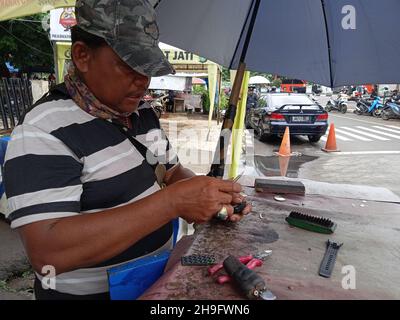 Editorial Photo, Indonesien, East Jakarta, Kramat Jati, 12. Dezember 2021, Mann repariert oder ersetzt Kundenarmbanduhr Stockfoto