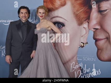 Los Angeles, Usa. 07th Dez 2021. Die Schauspielerinnen Nicole Kidman und Javier Bardem nehmen an der Premiere des biografischen Filmdramas „Being the Ricardos“ im Academy Museum in Los Angeles am Montag, den 6. Dezember 2021 Teil. Storyline: Folgt Lucy und Desi, während sie vor einer Krise stehen, die ihre Karriere beenden könnte und eine andere, die ihre Ehe beenden könnte. Foto von Jim Ruymen/UPI Credit: UPI/Alamy Live News Stockfoto