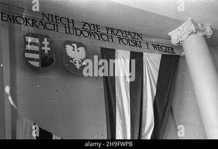 Warszawa, 1948-03-14. Uroczysta akademia w Ministerstwie Odbudowy z okazji Œwiêta Narodowego Wêgier, urz¹dzona staraniem Towarzystwa PrzyjaŸni Polsko-Wêgierskiej i Ogólnopolskiego Komitetu Obchodu 100-lecia Wiosny Ludów. W akademii udzia³ wziêli m.in.: Minister oœwiaty Stanis³aw Skrzeszewski, pose³ Republiki Wêgierskiej w Warszawie Geza Revesz, przewodnicz¹cy Zarz¹du G³ównego TPPW Jerzy Sztachelski, pose³ na Sejm Ustawodawczy Stefan Jêdrychowski oraz podsekretarz stanu w Ministerstwie Oœwiaty Henryk Jab³oñski. NZ. Dekoracja salz z napisem: Niech ¿yje przyjaŸñ Demokracji Ludowych Polski i Wêgie Stockfoto