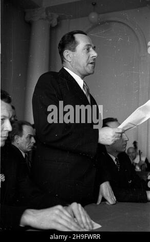 Warszawa, 1948-03-14. Uroczysta akademia w Ministerstwie Odbudowy z okazji Œwiêta Narodowego Wêgier, urz¹dzona staraniem Towarzystwa PrzyjaŸni Polsko-Wêgierskiej i Ogólnopolskiego Komitetu Obchodu 100-lecia Wiosny Ludów. W akademii udzia³ wziêli m.in. minister oœwiaty Stanis³aw Skrzeszewski, pose³ Republiki Wêgierskiej w Warszawie Geza Revesz (nz.), przewodnicz¹cy Zarz¹du G³ównego TPPW Jerzy Sztachelski, pose³ na Sejm Ustawodawczy Stefan Jêdrychowski oraz podsekretarz stanu w Ministerstwie Oœwiaty Henryk Jab³oñski. uu PAP Warschau, 14. März 1948. Die Gala zur Feier der ungarischen na Stockfoto