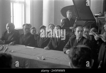 Warszawa, 1948-03-14. Uroczysta akademia w Ministerstwie Odbudowy z okazji Œwiêta Narodowego Wêgier, urz¹dzona staraniem Towarzystwa PrzyjaŸni Polsko-Wêgierskiej i Ogólnopolskiego Komitetu Obchodu 100-lecia Wiosny Ludów. W akademii udzia³ wziêli (Przy Stola): pose³ na Sejm Ustawodawczy, sekretarz CKW PPS Tadeusz Æwik (1L), podsekretarz stanu w Ministerstwie Oœwiaty Henryk Jab³oñski (2L), przewodnicz¹cy Zarz¹du G³ównego TPPW Jerzy Sztachelski (3L), pose³ Republiki Wêgierskiej w Warszawie Geza Revesz (4L), pose³ na Seawcm Jêdrychowski AP Uzy (5L) Warschau, 14. März 1948. Stockfoto