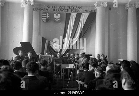 Warszawa, 1948-03-14. Uroczysta akademia w Ministerstwie Odbudowy z okazji Œwiêta Narodowego Wêgier, urz¹dzona staraniem Towarzystwa PrzyjaŸni Polsko-Wêgierskiej i Ogólnopolskiego Komitetu Obchodu 100-lecia Wiosny Ludów. W akademii udzia³ wziêli m.in. minister oœwiaty Stanis³aw Skrzeszewski, pose³ Republiki Wêgierskiej w Warszawie Geza Revesz, przewodnicz¹cy Zarz¹du G³ównego TPPW Jerzy Sztachelski, pose³ na Sejm Ustawodawczy Stefan Jêdrychowski oraz podsekretarz stanu w Ministerstwie Oœwiaty Henryk Jab³oñski. uu PAP Warschau, 14. März 1948. Die Gala zur Feier der ungarischen Nationalmannschaft Stockfoto