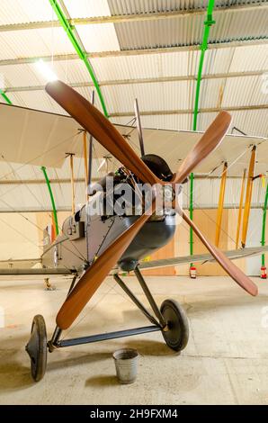 Flugtaugliche Nachbildung eines Kampfflugzeugs des Ersten Weltkriegs in einem neuen Hangar auf dem historischen Flugplatz Stow Maries. Royal Aircraft Factory B.E.2 Stockfoto