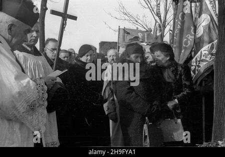 Warszawa, 1948-03-23. Pogrzeb dzia³acza Stronnictwa Ludowego Maksymiliana Malinowskiego na Cmentarzu Pow¹zkowskim. wb PAP Warschau, 23. März 1948. Die Beerdigung des Bauernpartei-Aktivisten Maksymilian Malinowski auf dem Powazki-Friedhof. wb PAP Stockfoto