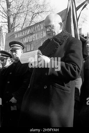 Warszawa, 1948-03-23. Pogrzeb dzia³acza Stronnictwa Ludowego Maksymiliana Malinowskiego na Cmentarzu Pow¹zkowskim. NZ. Mowa pogrzebowa prezesa Stronnictwa Ludowego Wincentego Baranowskiego. wb PAP Warschau, 23. März 1948. Die Beerdigung des Aktivisten der Bauernpartei (SL) Maksymilian Malinowski auf dem Powazki Friedhof. Im Bild: Eine Trauerrede des SL-Führers Wincenty Baranowski. wb PAP Stockfoto