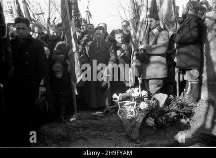 Warszawa, 1948-03-23. Pogrzeb dzia³acza Stronnictwa Ludowego Maksymiliana Malinowskiego na Cmentarzu Pow¹zkowskim. wb PAP Warschau, 23. März 1948. Die Beerdigung des Aktivisten der Bauernpartei (SL) Maksymilian Malinowski auf dem Powazki Friedhof. wb PAP Stockfoto