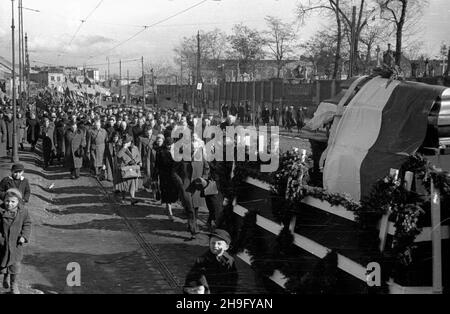 Warszawa, 1948-03-23. Pogrzeb dzia³acza Stronnictwo Ludowego Maksymiliana Malinowskiego. Przejœcie konduktu pogrzebowego ulic¹ Pow¹zkowsk¹ na Cmentarz Pow¹zkowski. wb PAP Warschau, 23. März 1948. Die Beerdigung des Aktivisten der Bauernpartei (SL) Maksymilian Malinowski. Die Trauerprozession auf dem Weg zum Powazki Friedhof. wb PAP Stockfoto