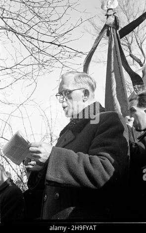 Warszawa, 1948-03-23. Pogrzeb dzia³acza Stronnictwa Ludowego Maksymiliana Malinowskiego na Cmentarzu Pow¹zkowskim. NZ. Mowa pogrzebowa wiceministra oœwiaty Wilhelma Garncarczyka. wb PAP Warschau, 23. März 1948. Die Beerdigung des Aktivisten der Bauernpartei (SL) Maksymilian Malinowski auf dem Powazki Friedhof. Im Bild: Eine Trauerrede des stellvertretenden Bildungsministers Wilhelm Garncarczyk. wb PAP Stockfoto