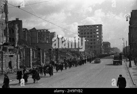 Warszawa, 1948-03-23. Pogrzeb dzia³acza Stronnictwo Ludowego Maksymiliana Malinowskiego. Przejœcie konduktu pogrzebowego ulic¹ Marsza³kowsk¹ (w kierunku Ogrodu Saskiego) na Cmentarz Pow¹zkowski. wb PAP Warschau, 23. März 1948. Die Beerdigung des Aktivisten der Bauernpartei (SL) Maksymilian Malinowski. Die Trauerprozession in der Marszalkowska Straße auf dem Weg zum Powazki Friedhof. wb PAP Stockfoto