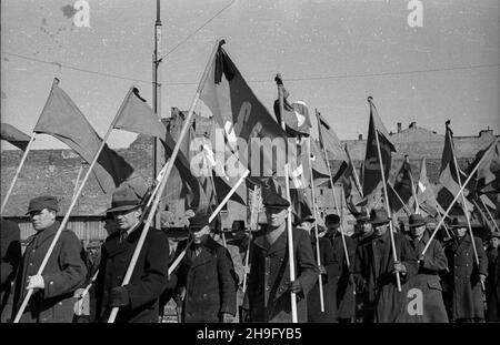 Warszawa, 1948-03-23. Pogrzeb dzia³acza Stronnictwo Ludowego Maksymiliana Malinowskiego. Przejœcie konduktu pogrzebowego na Cmentarz Pow¹zkowski. NZ. Przedstawiciele Stronnictwa Ludowego ze szturmówkami. wb PAP Warschau, 23. März 1948. Die Beerdigung des Aktivisten der Bauernpartei (SL) Maksymilian Malinowski. Die Trauerprozession auf dem Weg zum Powazki Friedhof. Im Bild: SL-Mitglieder mit Fahnen. wb PAP Stockfoto