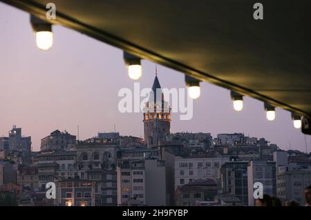 Blick auf den Galata Tower ein Wahrzeichen des europäischen Istanbul, Reiseziel der Türkei Stockfoto