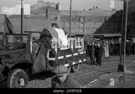 Warszawa, 1948-03-23. Pogrzeb dzia³acza Stronnictwo Ludowego Maksymiliana Malinowskiego. Przejœcie konduktu pogrzebowego na Cmentarz Pow¹zkowski. wb PAP Warschau, 23. März 1948. Die Beerdigung des Aktivisten der Bauernpartei (SL) Maksymilian Malinowski. Die Trauerprozession auf dem Weg zum Powazki Friedhof. wb PAP Stockfoto