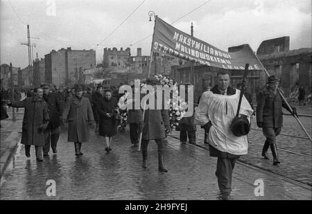 Warszawa, 1948-03-23. Pogrzeb dzia³acza Stronnictwo Ludowego Maksymiliana Malinowskiego. Przejœcie konduktu pogrzebowego na Cmentarz Pow¹zkowski. wb PAP Warschau, 23. März 1948. Die Beerdigung des Aktivisten der Bauernpartei (SL) Maksymilian Malinowski. Die Trauerprozession auf dem Weg zum Powazki Friedhof. wb PAP Stockfoto