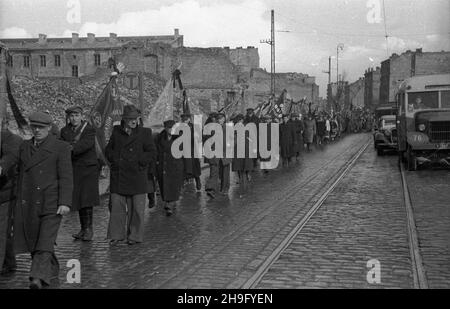 Warszawa, 1948-03-23. Pogrzeb dzia³acza Stronnictwo Ludowego Maksymiliana Malinowskiego. Przejœcie konduktu pogrzebowego na Cmentarz Pow¹zkowski. wb PAP Warschau, 23. März 1948. Die Beerdigung des Aktivisten der Bauernpartei (SL) Maksymilian Malinowski. Die Trauerprozession auf dem Weg zum Powazki Friedhof. wb PAP Stockfoto