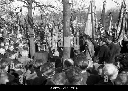 Warszawa, 1948-03-23. Pogrzeb dzia³acza Stronnictwa Ludowego Maksymiliana Malinowskiego na Cmentarzu Pow¹zkowskim. NZ. Mowa pogrzebowa wiceministra oœwiaty Wilhelma Garncarczyka. wb PAP Warschau, 23. März 1948. Die Beerdigung des Aktivisten der Bauernpartei (SL) Maksymilian Malinowski auf dem Powazki Friedhof. Im Bild: Eine Trauerrede des stellvertretenden Bildungsministers Wilhelm Garncarczyk. wb PAP Stockfoto