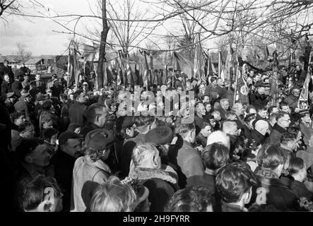 Warszawa, 1948-03-23. Pogrzeb dzia³acza Stronnictwa Ludowego Maksymiliana Malinowskiego na Cmentarzu Pow¹zkowskim. NZ. Uczestnicy uroczystoœci pogrzebowych ze sztandarami. wb PAP Warschau, 23. März 1948. Die Beerdigung des Aktivisten der Bauernpartei (SL) Maksymilian Malinowski auf dem Powazki Friedhof. Im Bild: Teilnehmer an den Trauerzeremonien mit Transparenten. wb PAP Stockfoto