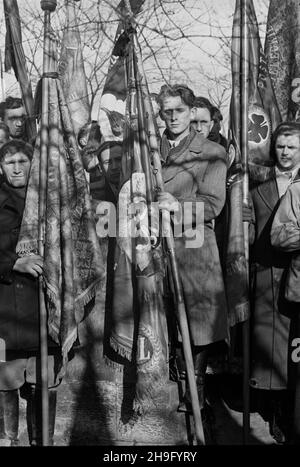 Warszawa, 1948-03-23. Pogrzeb dzia³acza Stronnictwa Ludowego Maksymiliana Malinowskiego na Cmentarzu Pow¹zkowskim. NZ. Poczty sztandarowe Stronnictwa Ludowego. wb PAP Warschau, 23. März 1948. Die Beerdigung des Aktivisten der Bauernpartei (SL) Maksymilian Malinowski auf dem Powazki Friedhof. Abgebildet: SL-Farbpartys. wb PAP Stockfoto