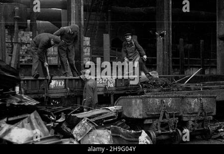 Stettin, 1948-04. Niemiecka huta Kratzwick, produkuj¹ca surówki ¿elaza, zosta³a przejêta przez pañstwo polskie w maju 1946 r. i w³¹czona pocz¹tkowo do Gliwickich Zak³adów Hutniczych. NZ. wy³adunek z³omu i wêgla. Ad PAP Dok³adny dzieñ wydarzenia nieustalony. Szczecin, April 1948. Deutsche Kratzwick Stahlwerke, der Roheisenproduzent wurde im Mai 1946 vom Staat übernommen und zunächst in Gliwice Stahlwerke eingegliedert. Im Bild: Das Entladen von Altmetall und Kohle. Ad PAP Stockfoto