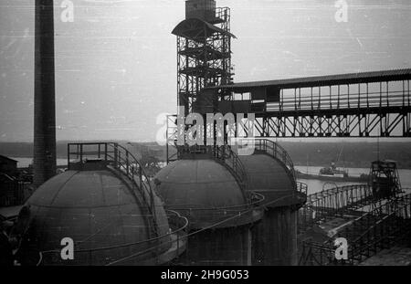 Stettin, 1948-04. Niemiecka huta Kratzwick, produkuj¹ca surówki ¿elaza, zosta³a przejêta przez pañstwo polskie w maju 1946 r. i w³¹czona pocz¹tkowo do Gliwickich Zak³adów Hutniczych. NZ. Elewatory. Ad PAP Dok³adny dzieñ wydarzenia nieustalony. Szczecin, April 1948. Deutsche Kratzwick Stahlwerke, der Roheisenproduzent wurde im Mai 1946 vom Staat übernommen und zunächst in Gliwice Stahlwerke eingegliedert. Abgebildet: Aufzüge. Ad PAP Stockfoto