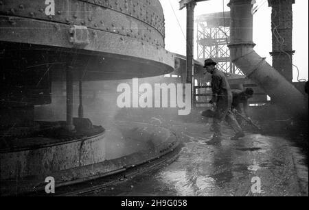 Stettin, 1948-04. Niemiecka huta Kratzwick, produkuj¹ca surówki ¿elaza, zosta³a przejêta przez pañstwo polskie w maju 1946 r. i w³¹czona pocz¹tkowo do Gliwickich Zak³adów Hutniczych. NZ. Przygotowywanie wsadu do wielkiego pieca w mieszalniku Surowców. Ad PAP Dok³adny dzieñ wydarzenia nieustalony. Szczecin, April 1948. Deutsche Kratzwick Stahlwerke, der Roheisenproduzent wurde im Mai 1946 vom Staat übernommen und zunächst in Gliwice Stahlwerke eingegliedert. Bild: Ladungsvorbereitung für den Ofenofen mit offenem Herzen. Ad PAP Stockfoto