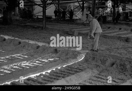 Stettin, 1948-04. Niemiecka huta Kratzwick, produkuj¹ca surówki ¿elaza, zosta³a przejêta przez pañstwo polskie w maju 1946 r. i w³¹czona pocz¹tkowo do Gliwickich Zak³adów Hutniczych. NZ. Wylew surówki. Ad PAP Dok³adny dzieñ wydarzenia nieustalony. Szczecin, April 1948. Deutsche Kratzwick Stahlwerke, der Roheisenproduzent wurde im Mai 1946 vom Staat übernommen und zunächst in Gliwice Stahlwerke eingegliedert. Im Bild: Roheisenfreisetzung. Ad PAP Stockfoto