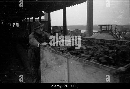 Stettin, 1948-04. Niemiecka huta Kratzwick, produkuj¹ca surówki ¿elaza, zosta³a przejêta przez pañstwo polskie w maju 1946 r. i w³¹czona pocz¹tkowo do Gliwickich Zak³adów Hutniczych. NZ. Przygotowywanie wsadu do wielkiego pieca w mieszalniku Surowców. Ad PAP Dok³adny dzieñ wydarzenia nieustalony. Szczecin, April 1948. Deutsche Kratzwick Stahlwerke, der Roheisenproduzent wurde im Mai 1946 vom Staat übernommen und zunächst in Gliwice Stahlwerke eingegliedert. Bild: Ladungsvorbereitung für den Ofenofen mit offenem Herzen. Ad PAP Stockfoto