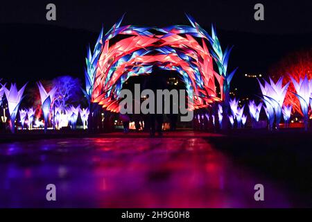 Besucher erkunden den Outdoor Light Trail im Winter Glow, im Three Counties Showground in Malvern, Worcestershire. Bilddatum: Montag, 6. Dezember 2021. Stockfoto