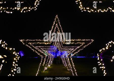 Besucher erkunden den Outdoor Light Trail im Winter Glow, im Three Counties Showground in Malvern, Worcestershire. Bilddatum: Montag, 6. Dezember 2021. Stockfoto