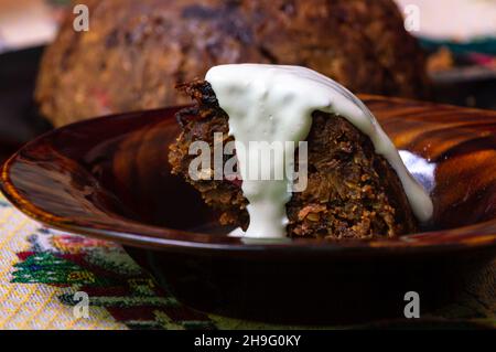 Weihnachtspudding im englischen Stil. Hausgemachte Weihnachtskuchen Stockfoto