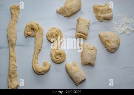 Schwedische und skandinavische Safranbrötchen Lussekatter auf einem Tisch Stockfoto