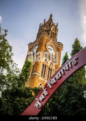 MUMBAI, INDIEN - 2. Oktober 2021 -Heritage architecture of University of Mumbai located in Fort Mumbai India. Eine der frühesten staatlichen Universitäten in Stockfoto