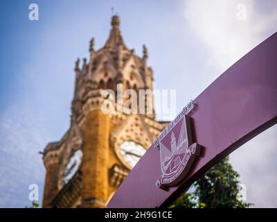 MUMBAI, INDIEN - 2. Oktober 2021 - Symbol der University of Mumbai in Fort Mumbai, Indien. Eine der frühesten staatlichen Universitäten in Indien und alt Stockfoto