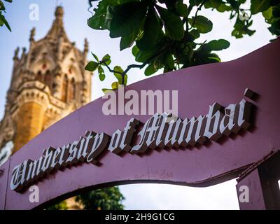 MUMBAI, INDIEN - 2. Oktober 2021 -Heritage architecture of University of Mumbai located in Fort Mumbai India. Eine der frühesten staatlichen Universitäten in Stockfoto