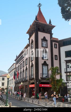 FUNCHAL, PORTUGAL - 20. AUGUST 2021: Dies ist das Gebäude der Bank of Madeira an der belebten zentralen Arriaga Avenue. Stockfoto