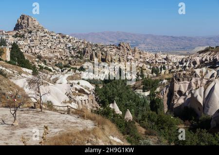 UCHISAR, TÜRKEI - 4. OKTOBER 2020: Blick auf die Stadt und das Schloss Uchisar vom Taubental in Kappadokien. Stockfoto