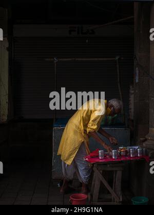 MUMBAI, INDIEN - 2. Oktober 2021 : gealterter Mann Street Vendor bereitet, verkauft indische Betel Blatt und Areca Nuss Masala paan, Tabak und andere Snacks fro Stockfoto