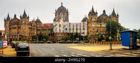 MUMBAI, INDIEN - 2. OKTOBER 2021 : Chhatrapati Shivaji Terminus Railway Station (CSTM), ist ein historischer Bahnhof und ein UNESCO-Weltkulturerbe Stockfoto