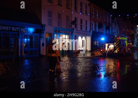 Bantry West Cork, Irland, Donnerstag, 7. Dezember 2021; Sturm Barra traf heute Morgen Land und brachte starke Winde und Überschwemmungen Bantry war stark betroffen von Feuerwehrpersonal und ratsmitarbeitern, die um 6am Uhr aufgerufen wurden, sich mit Überschwemmungen zu befassen. Viele Unternehmen schlossen, in denen die Sicherheit von Kunden und Mitarbeitern oberste Priorität hatte. Credit ED/Alamy Live News Stockfoto