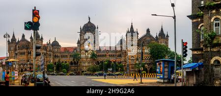 MUMBAI, INDIEN - 2. OKTOBER 2021 : Chhatrapati Shivaji Terminus Railway Station (CSTM), ist ein historischer Bahnhof und ein UNESCO-Weltkulturerbe Stockfoto